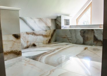 Nasza realizacja bardzo ładnych i designerskich wnętrz, cięcie i układanie płytek