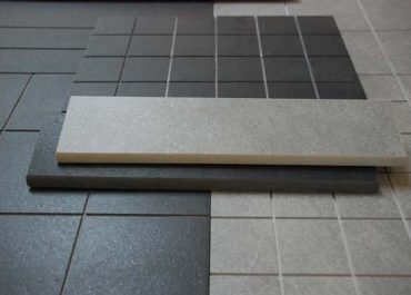 Cięcie płytek ceramicznych wodą – na czym to polega?