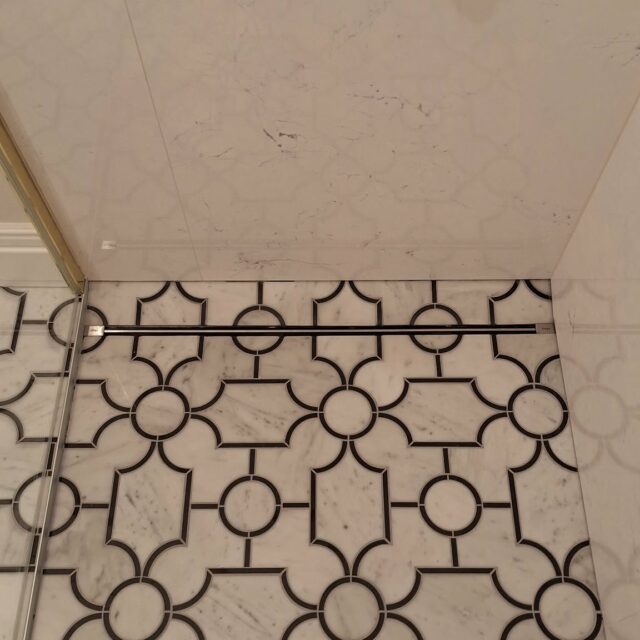 odpływ liniowy pod prysznicem