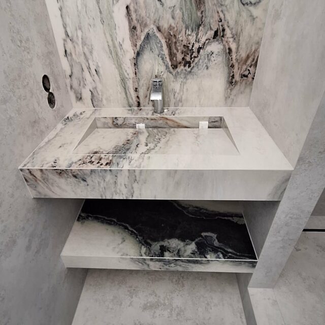 umywalka wyciecia w płytkach do lazienki